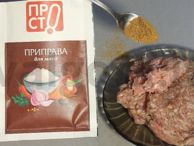 Pusryčiai su viso grūdo bandelėmis, kotletu ir kiaušiniu poštu Žingsnis 1