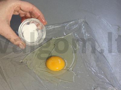 Pusryčiai su viso grūdo bandelėmis, kotletu ir kiaušiniu poštu Žingsnis 4