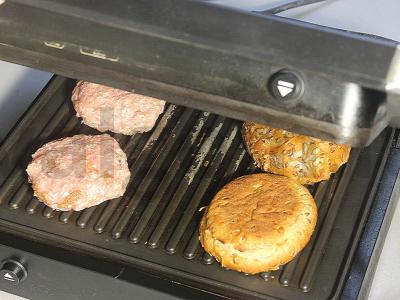 Pusryčiai su viso grūdo bandelėmis, kotletu ir kiaušiniu poštu Žingsnis 7