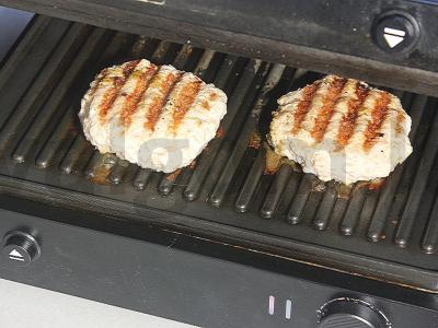 Pusryčiai su viso grūdo bandelėmis, kotletu ir kiaušiniu poštu Žingsnis 9