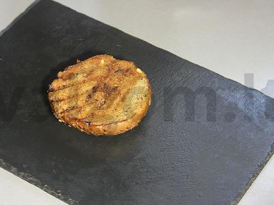 Pusryčiai su viso grūdo bandelėmis, kotletu ir kiaušiniu poštu Žingsnis 10