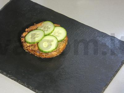 Pusryčiai su viso grūdo bandelėmis, kotletu ir kiaušiniu poštu Žingsnis 11