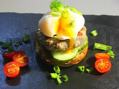 Pusryčiai su viso grūdo bandelėmis, kotletu ir kiaušiniu poštu pagrindine nuotrauka