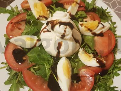 Dieviškas salotas su špinatais, rukola ir sūriu pagrindine nuotrauka