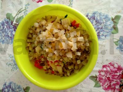 Vinegretas su žaliais žirneliais ir marinuotais agurkais Žingsnis 6