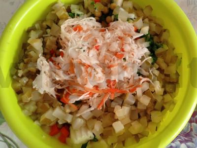 Vinegretas su žaliais žirneliais ir marinuotais agurkais Žingsnis 8