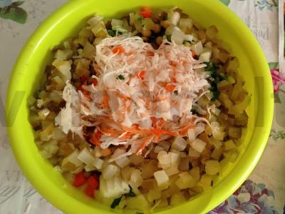 Vinegretas su žaliais žirneliais ir marinuotais agurkais Žingsnis 9