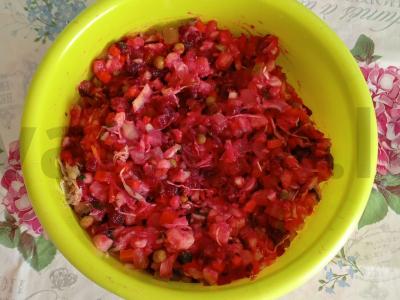 Vinegretas su žaliais žirneliais ir marinuotais agurkais pagrindine nuotrauka