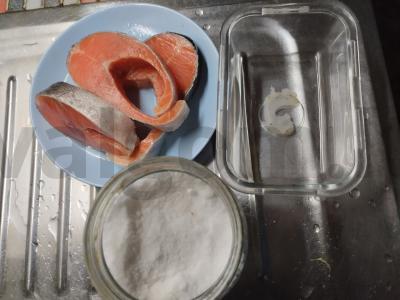 Sultingas salotas su žolelėmis ir raudona žuvimi Žingsnis 1