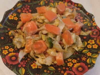 Sultingas salotas su žolelėmis ir raudona žuvimi pagrindine nuotrauka