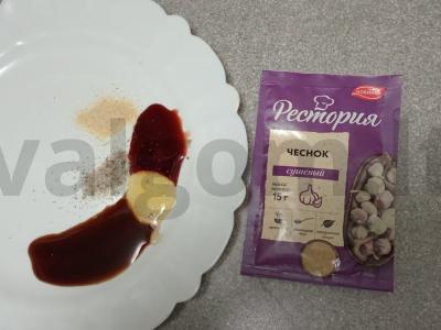 Kepti vištienos blauzdelės ir sparneliai naršarab padaže Žingsnis 1