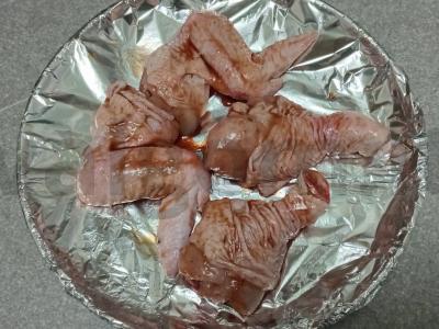 Kepti vištienos blauzdelės ir sparneliai naršarab padaže Žingsnis 3