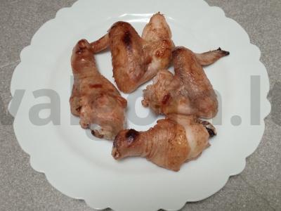 Kepti vištienos blauzdelės ir sparneliai naršarab padaže Žingsnis 4