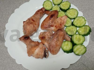 Kepti vištienos blauzdelės ir sparneliai naršarab padaže pagrindine nuotrauka