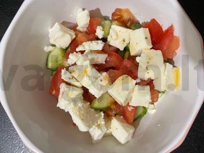 Vasaros salotos su bryndža pagrindine nuotrauka