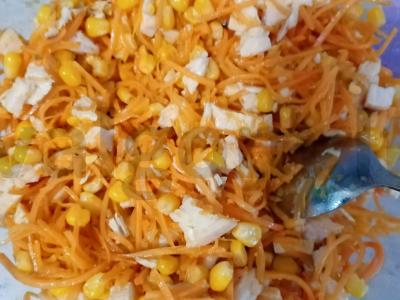 Ryškus salotas su rūkytomis vištienos krūtinėlėmis pagrindine nuotrauka