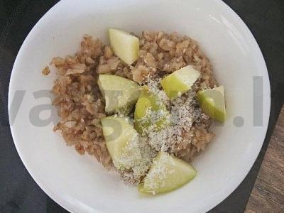 Grikių košė su obuoliais ir kokosų drožlėmis pagrindine nuotrauka