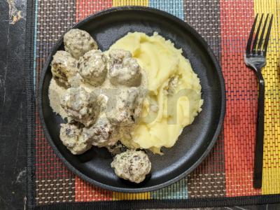 Kotletai su grietinėlės pesto ir bulvėmis pagrindine nuotrauka