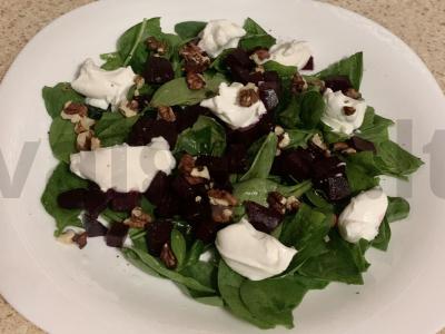 Salotos su špinatais, kepta burokėliais ir ožkos rikota pagrindine nuotrauka