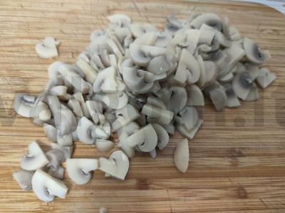 Salotas su pievagrybiais ir rūkytomis vištienos krūtinėlėmis Žingsnis 1