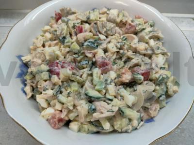 Salotas su pievagrybiais ir rūkytomis vištienos krūtinėlėmis pagrindine nuotrauka