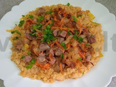 Raudona lęša su jautiena ir daržovėmis pagrindine nuotrauka