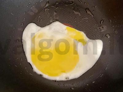 Brusketa su silke, kiaušiniu ir agurku Žingsnis 1