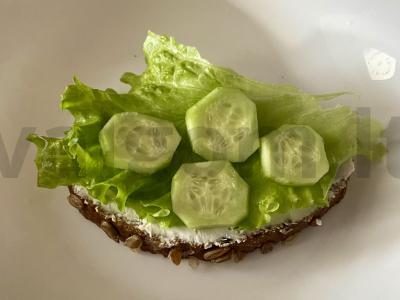 Brusketa su silke, kiaušiniu ir agurku Žingsnis 4