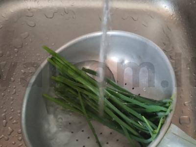 Žuvies salotos su sėlenomis ir žaliu svogūnu Žingsnis 2