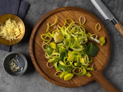 Kiauliena su žemės riešutais kinų stiliumi Žingsnis 1