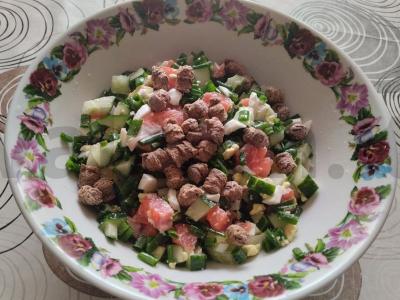 Žuvies salotos su sėlenomis ir žaliu svogūnu pagrindine nuotrauka