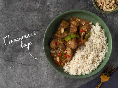 Kiauliena su žemės riešutais kinų stiliumi pagrindine nuotrauka