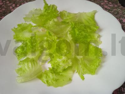 Salotas su traškiais baklažanais, gaudos sūriu ir spanguolių padažu Žingsnis 1