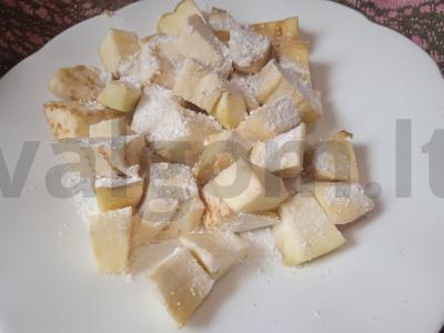 Salotas su traškiais baklažanais, gaudos sūriu ir spanguolių padažu Žingsnis 2