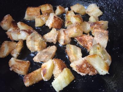 Salotas su traškiais baklažanais, gaudos sūriu ir spanguolių padažu Žingsnis 3