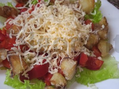 Salotas su traškiais baklažanais, gaudos sūriu ir spanguolių padažu pagrindine nuotrauka