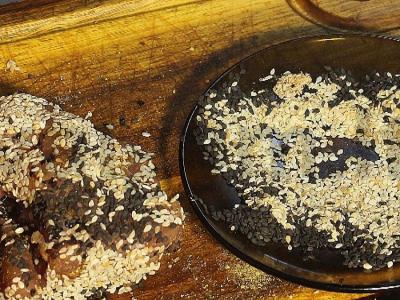 Ant groteli keptas tuno steikas su sezamo sėklomis ir špinatų grietinėlės padažu Žingsnis 2