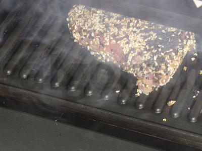 Ant groteli keptas tuno steikas su sezamo sėklomis ir špinatų grietinėlės padažu Žingsnis 7