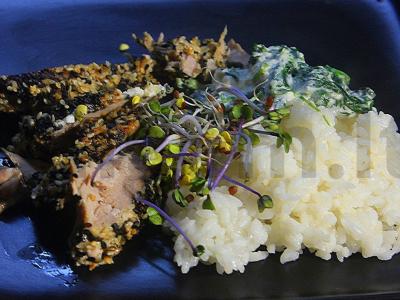 Ant groteli keptas tuno steikas su sezamo sėklomis ir špinatų grietinėlės padažu pagrindine nuotrauka