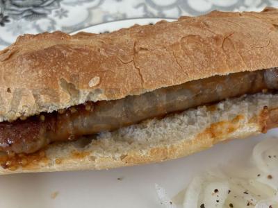 Greitas dešrainis su vištienos dešrele garstyčių padaže pagrindine nuotrauka