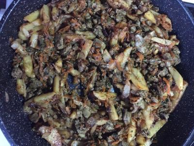 Kepta bulvė su vištienos kepenėlėmis Žingsnis 7