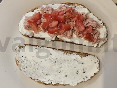 Tostai su varškės sūriu, tunu ir riešutais Žingsnis 4