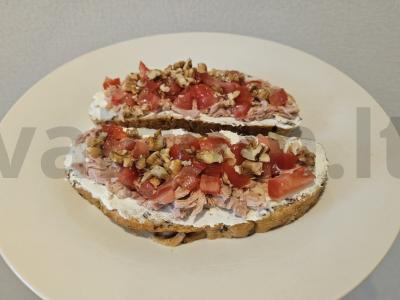 Tostai su varškės sūriu, tunu ir riešutais pagrindine nuotrauka