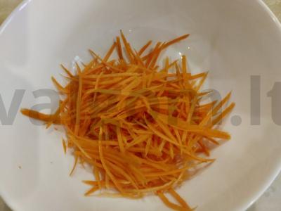 Japonų salotos iš jūros dumblių, marinuoto agurko ir obuolio Žingsnis 2