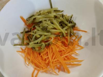 Japonų salotos iš jūros dumblių, marinuoto agurko ir obuolio Žingsnis 3