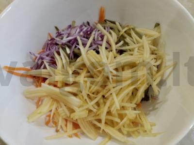 Japonų salotos iš jūros dumblių, marinuoto agurko ir obuolio Žingsnis 4