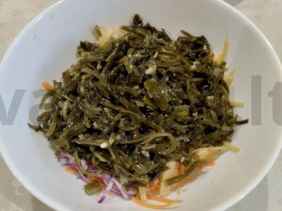 Japonų salotos iš jūros dumblių, marinuoto agurko ir obuolio Žingsnis 5