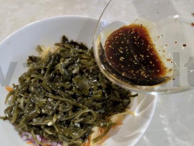 Japonų salotos iš jūros dumblių, marinuoto agurko ir obuolio Žingsnis 6