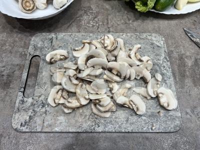 Salotas „Aštrus“ su rūkytomis vištienos krūtinėlėmis Žingsnis 1