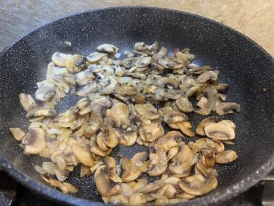 Salotas „Aštrus“ su rūkytomis vištienos krūtinėlėmis Žingsnis 3